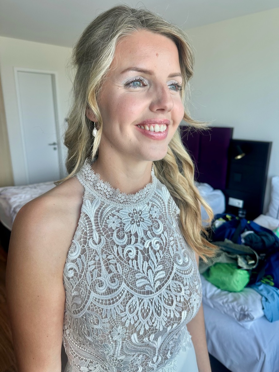 Braut mit natürlichem Make-up, frisch geschminkt am Hochzeitsmorgen