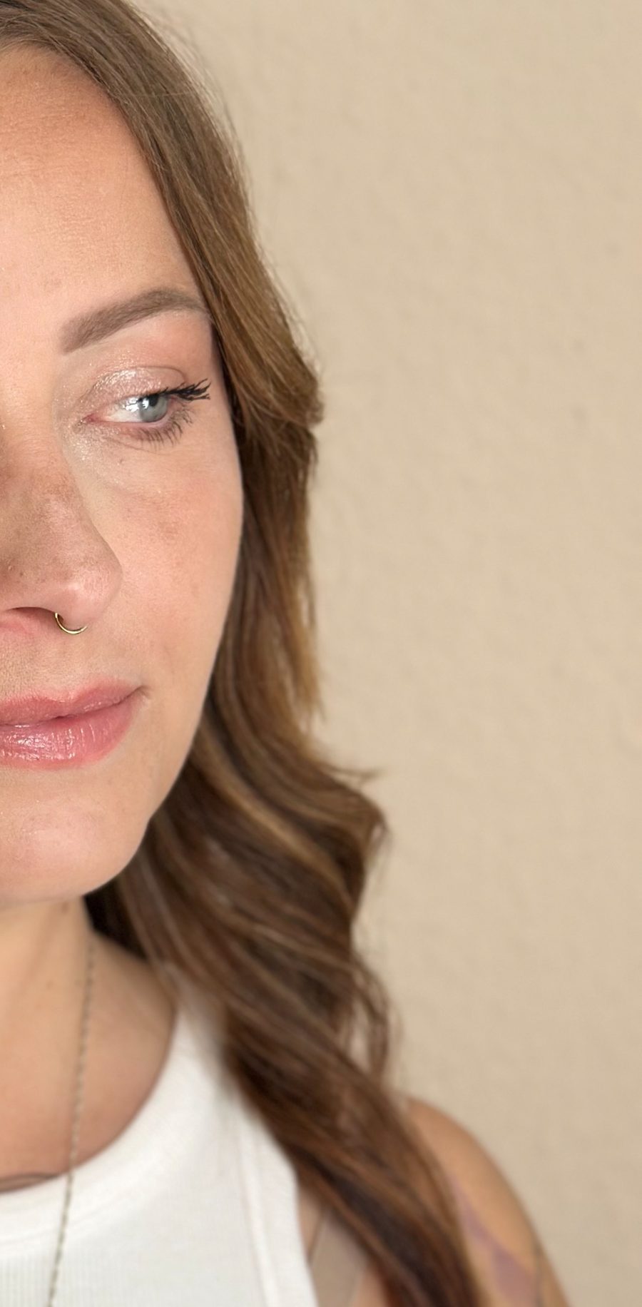 Detailaufnahme: natürlicher Haut-Glow und definierte Augen