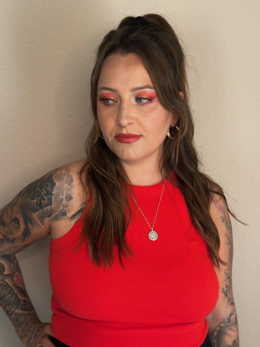 Abend-Make-up mit intensivem rotem Lidschatten
